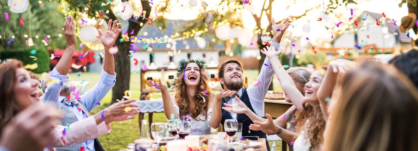 Die richtigen Accessoires für Hochzeitsgäste: Gut gerüstet macht die Feier mehr Spaß